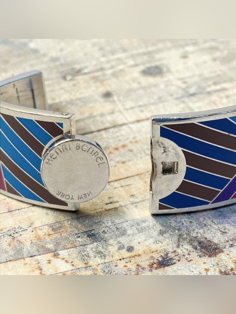 HENRI BENDEL NEW YORK VINTAGE ENAMEL HINGED BANGLE - Picture 4 of 6